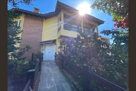 Casa à venda com 650m², 5 quartos e 6 vagas Casa à venda com 650m², 5 quartos e 6 vagasFachada