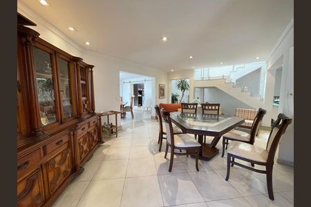 Casa à venda com 650m², 5 quartos e 6 vagas Casa à venda com 650m², 5 quartos e 6 vagasSala
