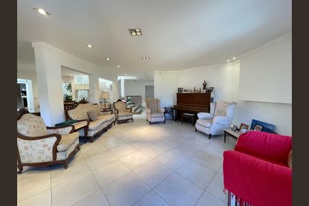 Casa à venda com 650m², 5 quartos e 6 vagas Casa à venda com 650m², 5 quartos e 6 vagasSala