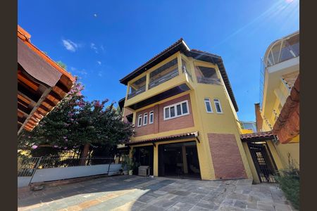 Casa à venda com 650m², 5 quartos e 6 vagas Casa à venda com 650m², 5 quartos e 6 vagasFachada