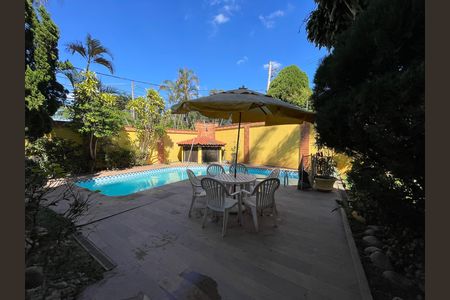 Casa à venda com 650m², 5 quartos e 6 vagas Casa à venda com 650m², 5 quartos e 6 vagasPiscina