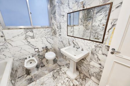 Apartamento para alugar com 250m², 3 quartos e 1 vaga Apartamento para alugar com 250m², 3 quartos e 1 vagaBanheiro Social