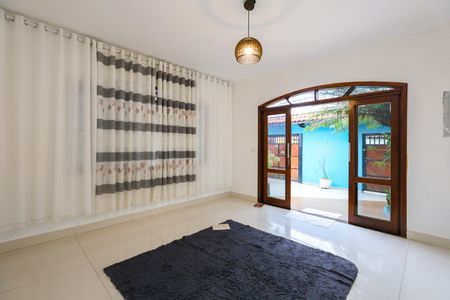 Casa para alugar com 140m², 3 quartos e 4 vagas Casa para alugar com 140m², 3 quartos e 4 vagasSala