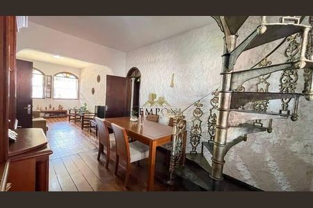 Casa à venda com 244m², 4 quartos e sem vaga