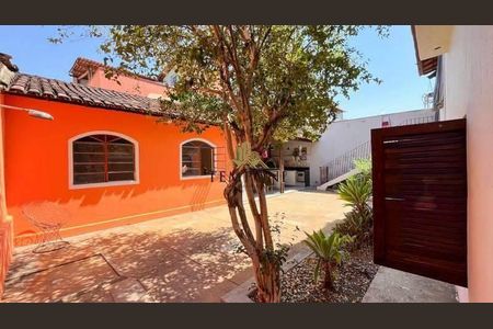 Casa à venda com 244m², 4 quartos e sem vaga