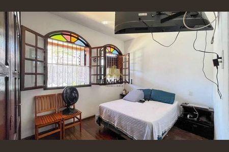 Casa à venda com 244m², 4 quartos e sem vaga