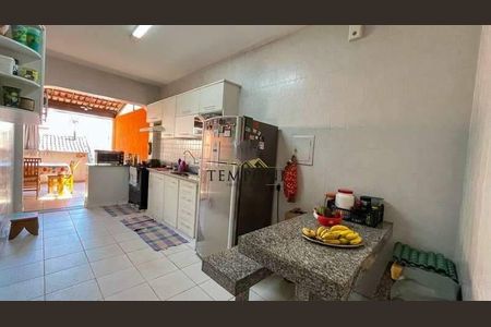 Casa à venda com 244m², 4 quartos e sem vaga