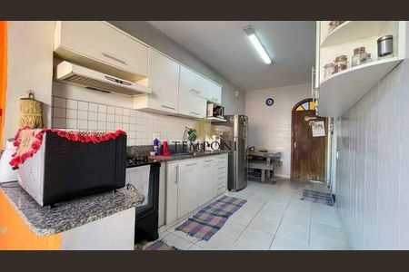 Casa à venda com 244m², 4 quartos e sem vaga