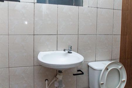Banheiro de casa de condomínio para alugar com 1 quarto, 33m² em Parque Vitoria, São Paulo