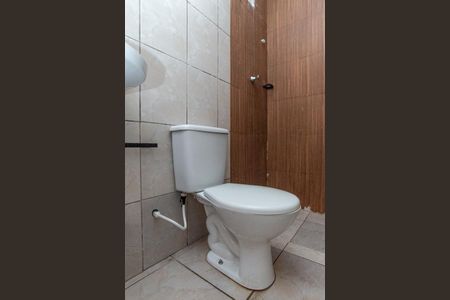 Banheiro de casa de condomínio para alugar com 1 quarto, 33m² em Parque Vitoria, São Paulo