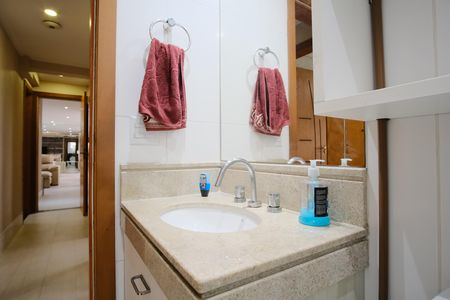 Apartamento para alugar com 180m², 4 quartos e 3 vagasBanheiro Social