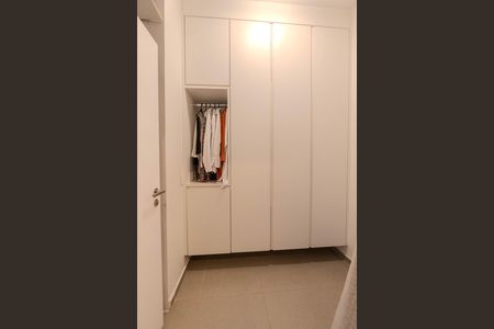 Apartamento à venda com 240m², 4 quartos e 1 vaga Apartamento à venda com 240m², 4 quartos e 1 vagaQuarto de Serviço