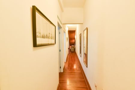 Casa à venda com 540m², 11 quartos e sem vaga Casa à venda com 540m², 11 quartos e sem vagaCorredor