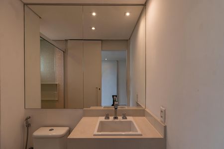 Apartamento para alugar com 362m², 3 quartos e 5 vagas Apartamento para alugar com 362m², 3 quartos e 5 vagasBanheiro da Suíte 3