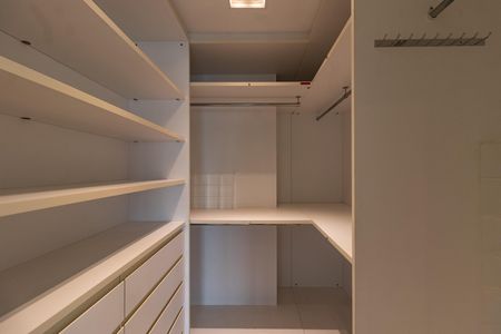 Apartamento para alugar com 362m², 3 quartos e 5 vagas Apartamento para alugar com 362m², 3 quartos e 5 vagasCloset da suíte 1