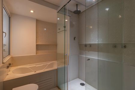 Apartamento para alugar com 362m², 3 quartos e 5 vagas Apartamento para alugar com 362m², 3 quartos e 5 vagasBanheiro da Suíte 1