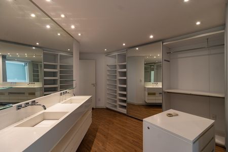 Apartamento para alugar com 362m², 3 quartos e 5 vagas Apartamento para alugar com 362m², 3 quartos e 5 vagasCloset da suíte 1