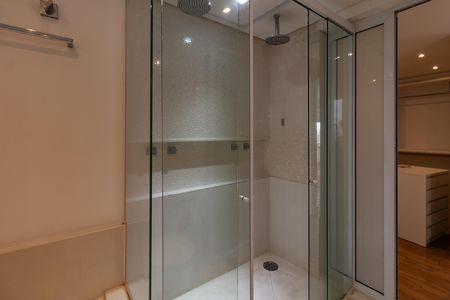 Apartamento para alugar com 362m², 3 quartos e 5 vagas Apartamento para alugar com 362m², 3 quartos e 5 vagasBanheiro da Suíte 1