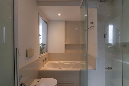 Apartamento para alugar com 362m², 3 quartos e 5 vagas Apartamento para alugar com 362m², 3 quartos e 5 vagasBanheiro da Suíte 1
