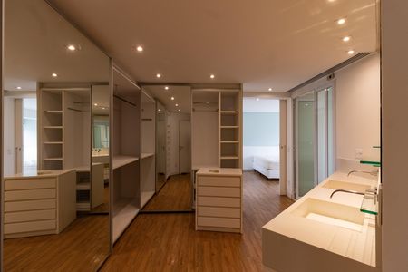 Apartamento para alugar com 362m², 3 quartos e 5 vagas Apartamento para alugar com 362m², 3 quartos e 5 vagasCloset da suíte 1