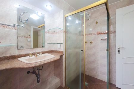 Apartamento à venda com 140m², 3 quartos e 2 vagas Apartamento à venda com 140m², 3 quartos e 2 vagasBanheiro da Suíte