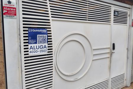 Casa à venda com 600m², 2 quartos e 2 vagas Casa à venda com 600m², 2 quartos e 2 vagasFachada