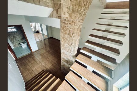 Casa para alugar com 100m², 3 quartos e 2 vagas Casa para alugar com 100m², 3 quartos e 2 vagasEscada