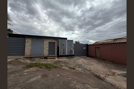 Casa à venda com 39m², 2 quartos e 1 vaga Casa à venda com 39m², 2 quartos e 1 vagaFachada