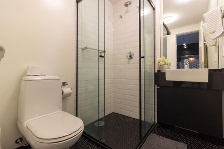 Banheiro de kitnet/studio para alugar com 1 quarto, 36m² em Pinheiros, São Paulo