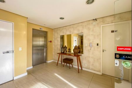 Apartamento à venda com 55m², 2 quartos e 1 vaga Apartamento à venda com 55m², 2 quartos e 1 vagaHall
