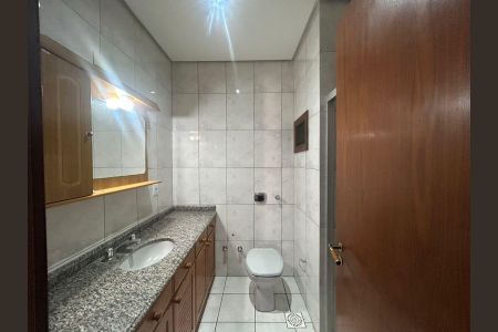 Apartamento à venda com 200m², 3 quartos e 2 vagas Apartamento à venda com 200m², 3 quartos e 2 vagasBanheiro 1