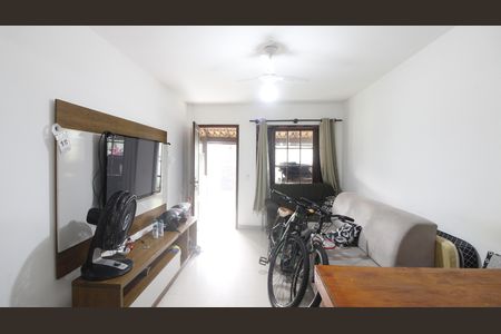 Sala de casa de condomínio para alugar com 2 quartos, 80m² em Ogiva, Cabo Frio
