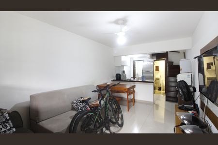 Sala de casa de condomínio para alugar com 2 quartos, 80m² em Ogiva, Cabo Frio