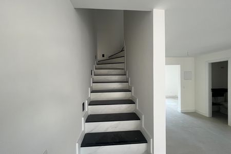 Apartamento à venda com 200m², 2 quartos e 3 vagas Apartamento à venda com 200m², 2 quartos e 3 vagasEscada