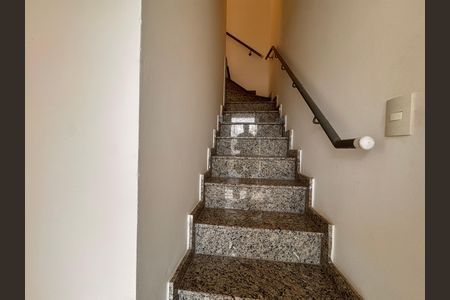 Casa à venda com 84m², 3 quartos e 1 vaga Casa à venda com 84m², 3 quartos e 1 vagaEscada