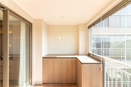 Varanda de kitnet/studio para alugar com 1 quarto, 30m² em Indianópolis, São Paulo