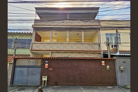 Casa à venda com 120m², 3 quartos e 2 vagas Casa à venda com 120m², 3 quartos e 2 vagasFachada