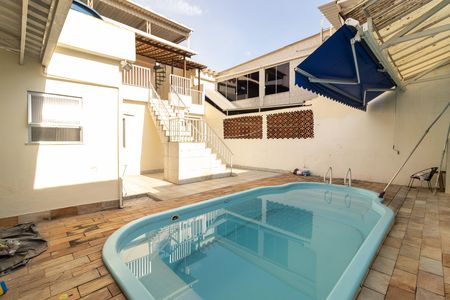 Casa à venda com 120m², 3 quartos e 2 vagas Casa à venda com 120m², 3 quartos e 2 vagasPiscina