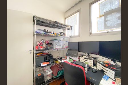 Apartamento à venda com 198m², 3 quartos e 2 vagas Apartamento à venda com 198m², 3 quartos e 2 vagasQuarto de Serviço