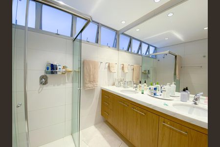 Apartamento à venda com 198m², 3 quartos e 2 vagas Apartamento à venda com 198m², 3 quartos e 2 vagasBanheiro Suíte