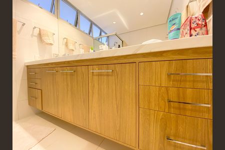 Apartamento à venda com 198m², 3 quartos e 2 vagas Apartamento à venda com 198m², 3 quartos e 2 vagasBanheiro Suíte