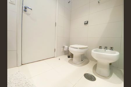 Apartamento à venda com 198m², 3 quartos e 2 vagas Apartamento à venda com 198m², 3 quartos e 2 vagasBanheiro Suíte