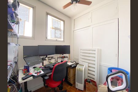 Apartamento à venda com 198m², 3 quartos e 2 vagas Apartamento à venda com 198m², 3 quartos e 2 vagasQuarto de Serviço