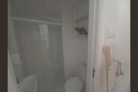 Banheiro de kitnet/studio para alugar com 1 quarto, 15m² em República, São Paulo