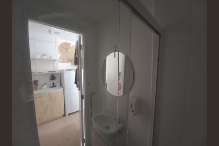Banheiro de kitnet/studio para alugar com 1 quarto, 15m² em República, São Paulo