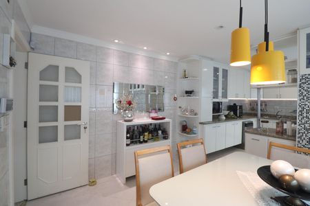 Casa à venda com 175m², 3 quartos e 3 vagasCozinha - Armários