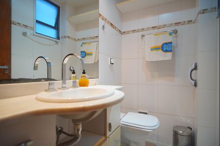 Banheiro Corredor de apartamento à venda com 2 quartos, 130m² em Petrópolis, Porto Alegre