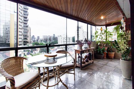 Apartamento à venda com 213m², 3 quartos e 3 vagas Apartamento à venda com 213m², 3 quartos e 3 vagasVaranda