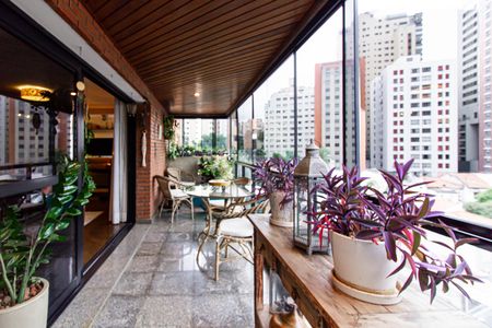 Apartamento à venda com 213m², 3 quartos e 3 vagas Apartamento à venda com 213m², 3 quartos e 3 vagasVaranda