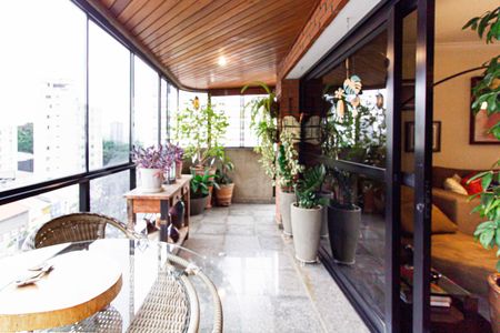 Apartamento à venda com 213m², 3 quartos e 3 vagas Apartamento à venda com 213m², 3 quartos e 3 vagasVaranda